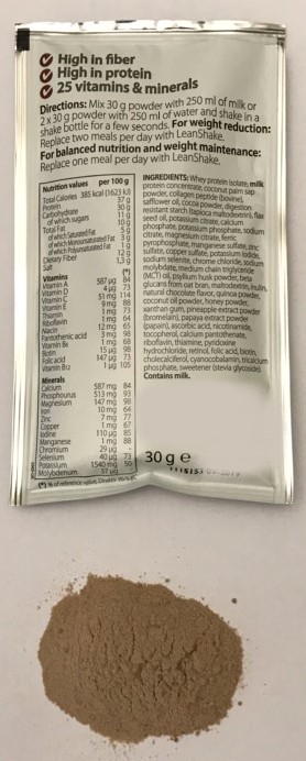 Livsmedelsberedning i form av ett pulver.
Pulvret är enligt uppgift en måltidsersättning för beredning av dryck som ska blandas med 2,5 dl mjölk. Alternativt blandas två portionsförpackningar med 2,5 dl vatten.
Måltidsersättningen består enligt uppgift bland annat av vassleproteinisolat, mjölkproteinkoncentrat, kokossavpulver (innehållande mer än 5 viktprocent sackaros), kollagenpeptid, maltodextrin (stärkelse),  kakaopulver och smaksatt med chokladarom.
Varan föreligger i detaljhandelsförpackning om 16 stycken portionsförpackningar à 30 gram styck.