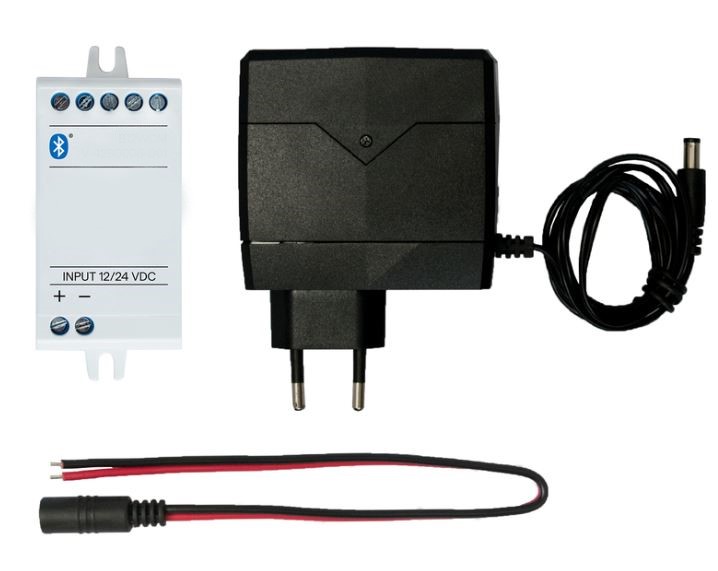 Sats, enligt uppgift bestående av en tids- och positionsmätande apparat med snabbkontakt och batteri-backup. Apparaten innehåller bland annat en kvartskristall och kommunicerar via Bluetooth till ett mesh-nätverk. Batteri-backupen, som är en plug-in med kombinerad transformator/batteriladdare och har ett inbyggt Li-Ion batteri, omvandlar 230 Vac till 12 Vdc. Vid ett strömavbrott förser batteri-backupen den tids-och positionsmätande apparaten med ström så att denna sedan kan förmedla klockslag och position till övriga enheter anslutna till mesh-nätverket när strömmen kommer igång igen. Produkten säljs i en ca 11x8,5x5 (LxBxD) cm stor detaljhandelsförpackning.