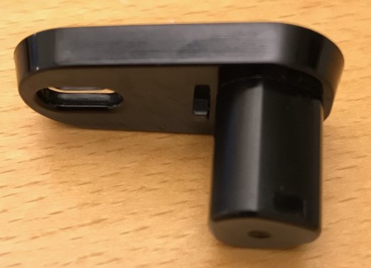Identitetsbärare (pegg) för nycklar enligt uppgift innehållande RFID-chip och antenn. Peggen används för spårbarhet i ett system för nyckelhantering och avläses genom RFID-teknik. Peggen bär på ett unikt serienummer för identifikation, är tillverkad av plast och har måtten ca 40 x 20 x 20 mm (H x B x D).