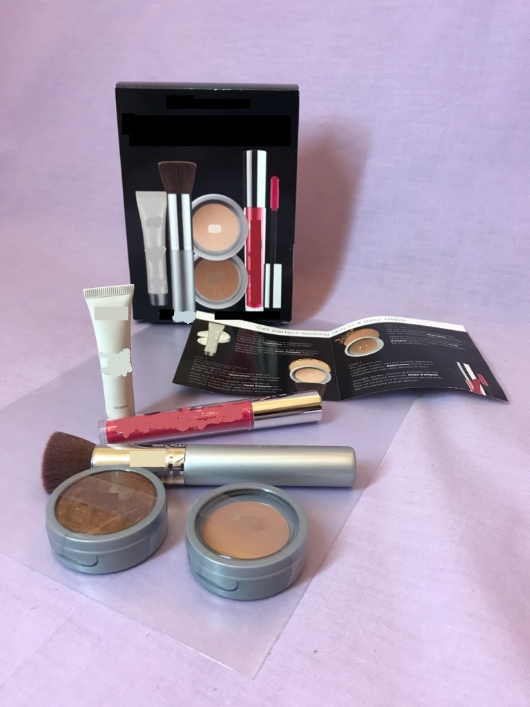 Sats i form av makeup-kit i detaljhandelsförpackning innehållande fyra artiklar; en kräm i tub, två dosor pressade färgade puder, en mascara samt en makeup-borste.
Artiklarna ska enligt medföljande instruktionsblad användas för anbringande på huden i ansiktet och runt ögonen.
Varan i sig utgör en detaljhandelsförpackning.
Satsen säljs i utföranden med pressade puder i varierande färgnyanser, vilket anges med förändring i artikelnumret. De pressade färgade pudren är därmed av väsentlig betydelse och ger satsen dess huvudsakliga karaktär enligt allmänna bestämmelser regel 3 b.
