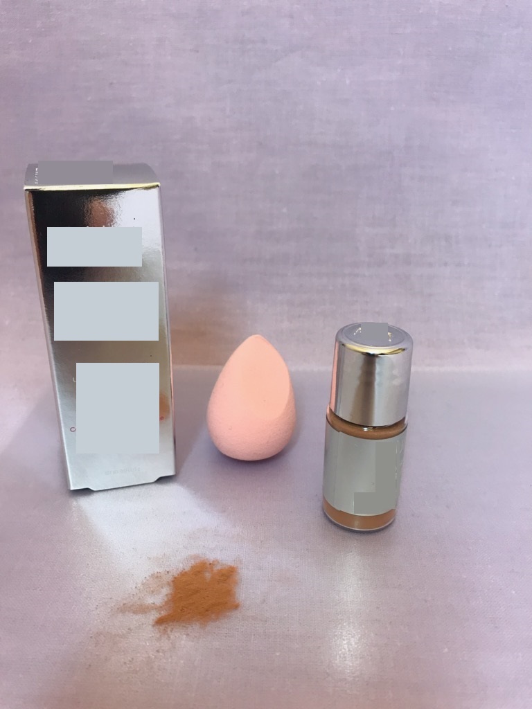Skönhetspreparat, enligt uppgift bestående av en concealer (puderform) om 5 g och en rosa svamp för applicering i ansiktet, förpackade tillsammans i en sats för försäljning i detaljhandeln. Concealern innehåller enligt uppgift bl.a. glycerin, propylenglykol, kiselsilylat, vatten, polymethylsilsesquioxane, adipinsyra, niacinamid, extrakt av grönt te, extrakt av ginsengrot och mjölksyra. Setet är avsett att användas som kosmetika och finns i olika nyanser. Concealern ger varans dess karaktär.