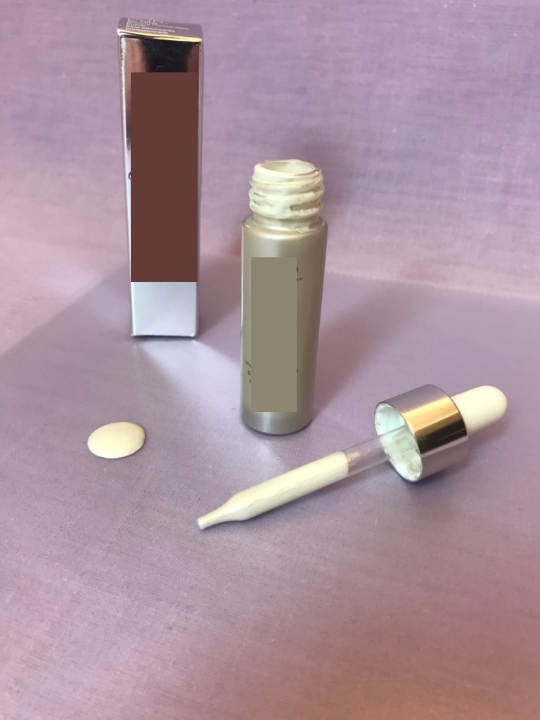 Kosmetika i form av en primer enligt uppgift innehållande bl.a. vatten, cyklopentasiloxan, glycerin, bis-stearyldimetikon, polyglyceryl-10, polyglyceryl-3 oleat, polysilikon, niacinamid, grönt te och extrakt av ginsengrot. Skönhetspreparatet ska appliceras i ansiktet och föreligger i en detaljhandelsförpackning om 15 ml.