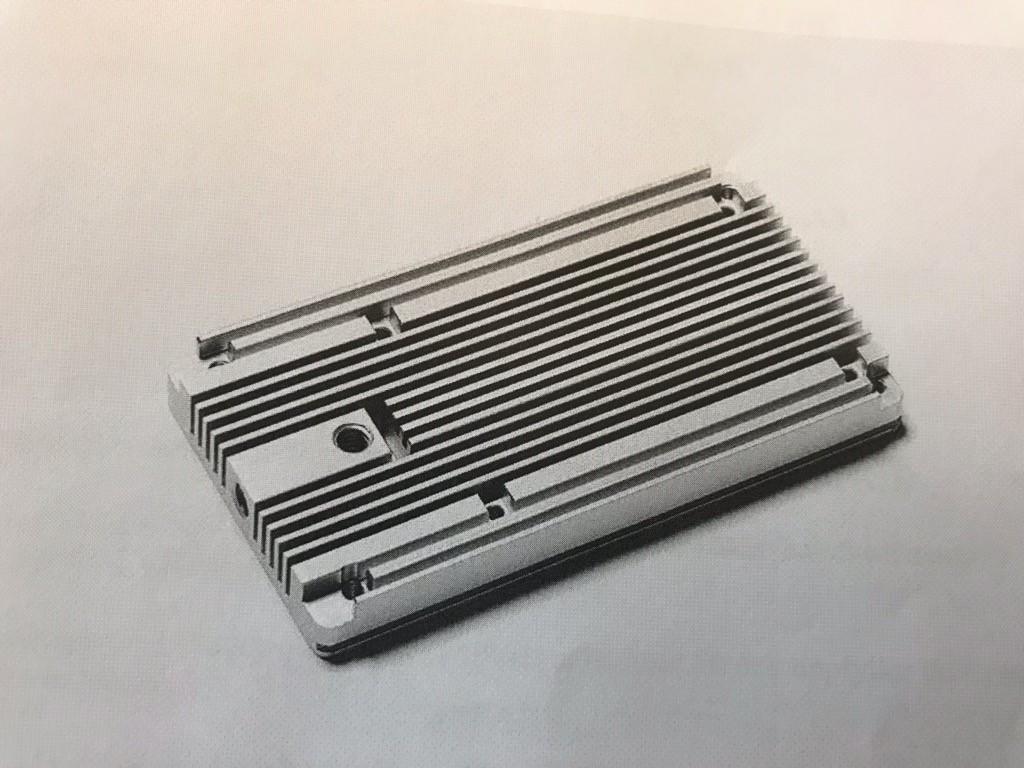 Kylfläns enligt uppgift tillverkad av aluminium med tillhörande skruvar av rostfritt stål. Kylflänsen är avsedd att användas för upprätthållande av drifttemperaturen hos en radiometriskkamera, ej del av detta beslut. Kylflänsen väger 140 g och har måtten 110 x 60 x 12 mm.