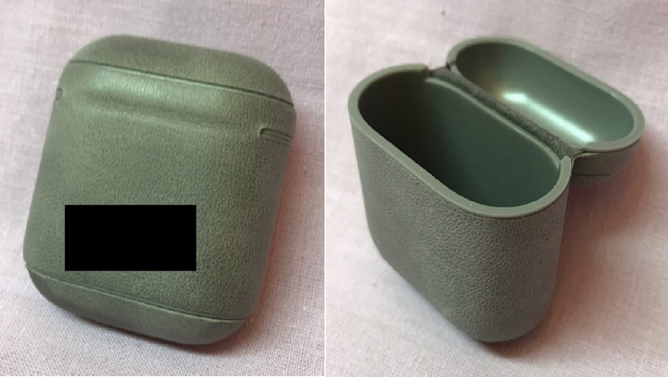 Etui i form av ett heltäckande ytterfodral avsett för trådlösa hörlurar i laddningsfodral. Etuiet är försett med hål för USB-kabel.
Etuiet skyddar hörlurarna och laddningsfodralet samt är utformat för att bäras i ficka eller handväska.
Etuiet har måtten ca 5,5 x 4,5 x 2,5 cm.
Etuiet är enligt uppgift tillverkat av plast (polykarbonat), har utsida av läder och är förpackat för försäljning i detaljhandeln.