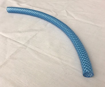 Vara av plast i form av en böjlig slang av PVC (polyvinylklorid) armerad med polyesterfiber.
Slangen används för att leda ut kondensvatten från islåda i flygfraktscontainer för temperaturkontrollerat gods.
Enligt uppgift har slangen yttre diameter 16,5 mm, inre diameter 12,5 mm och längd 340 mm samt arbetstryck 13 bar (1,3 MPa).