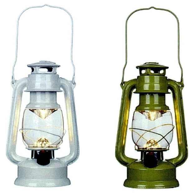 Bärbar elektrisk lampa i form av en batteridriven lykta.
Lyktan är enligt uppgift tillverkad av oädel metall, har lamphus av glas och batterifack av plast. Lyktan är 25 cm hög, har dimbara LED-lampor och drivs med 2 x D/LR20-batterier.