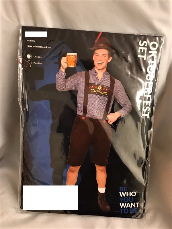 Utklädningsset innehållande shorts (korta byxor) och hatt. 
 
Shortsen är enfärgade (bruna) och försedda med påsydda hängslen samt har mönstrad bröstlapp (s.k. lederhosen). Shortsen, vilka ej täcker knät, är försedda med resår i midjan och saknar öppning samt tillslutning (unisex). 
 
Hatten är enfärgad (brun) och försedd med ett ca 2 cm mönstrat, brett band runt hattens kulle samt en enfärgad fjäder (röd). Hattens insida består av filt.
Artiklarna har ett syfte att användas för en bestämd aktivitet, d.v.s. till utklädnad för vuxna.
Båda artiklarna är konfektionerade genom sömnad av syntetiskt textilmaterial och är enligt uppgift tillverkade av dukvara av trikå, varptrikå (100 % polyester).
Artiklarna är förpackade tillsammans som varor i set för försäljning i detaljhandeln. Shortsen ger satsen dess huvudsakliga karaktär.