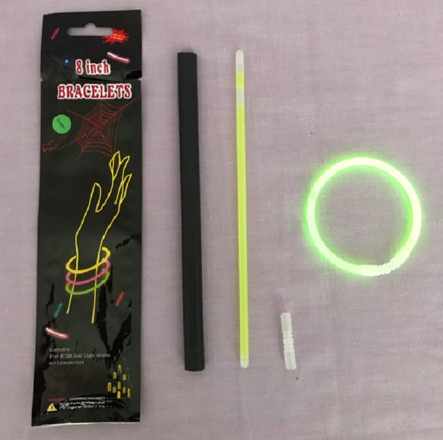 Kemisk produkt i form av ljusstavar (”knäckljus”) av transparent plast (LDPE) fyllda med kemikalier i flytande form. Varan föreligger i en detaljhandelsförpackning som innehåller två stycken ljusstavar  i ett skyddande plasthölje samt två stycken kopplingar av plast.
Enligt uppgift aktiveras en ljusstav genom att den böjs och skakas varpå en kemisk reaktion startar vilken ger en ljuseffekt genom kemisk luminiscens i cirka 6-8 timmar. Ljusstaven kan med hjälp av den bifogade kopplingen formas till ett armband avsett att bäras på kroppen.
Ingredienser enligt uppgift: acetyl tributyl citrate (ATBC) CAS-nr 77-90-7, triethyl citrate CAS-nr 77-93-0, Bis[2,3,5-trichloro-6-[(pentyloxy)carbonyl]phenyl] oxalate CAS-nr 75203-51-9 och hydrogen peroxide CAS-nr 7722-84-1.
Ljusstavarna är ca 20,5 cm (8 inches) långa med en diameter av ca 0,5 cm och kopplingarna är ca 3,5 cm långa med en diameter om ca 0,7 cm.