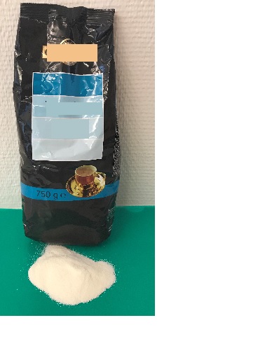 Livsmedelsberedning i form av ett gulvitt finkornigt pulver enligt uppgift innehållande skummjölkspulver, laktos och klumpförebyggande medel. Pulvret är avsett att användas som topping till kaffe eller andra varma drycker. Produkten föreligger i detaljhandelsförpackning/påse om 750 gram.