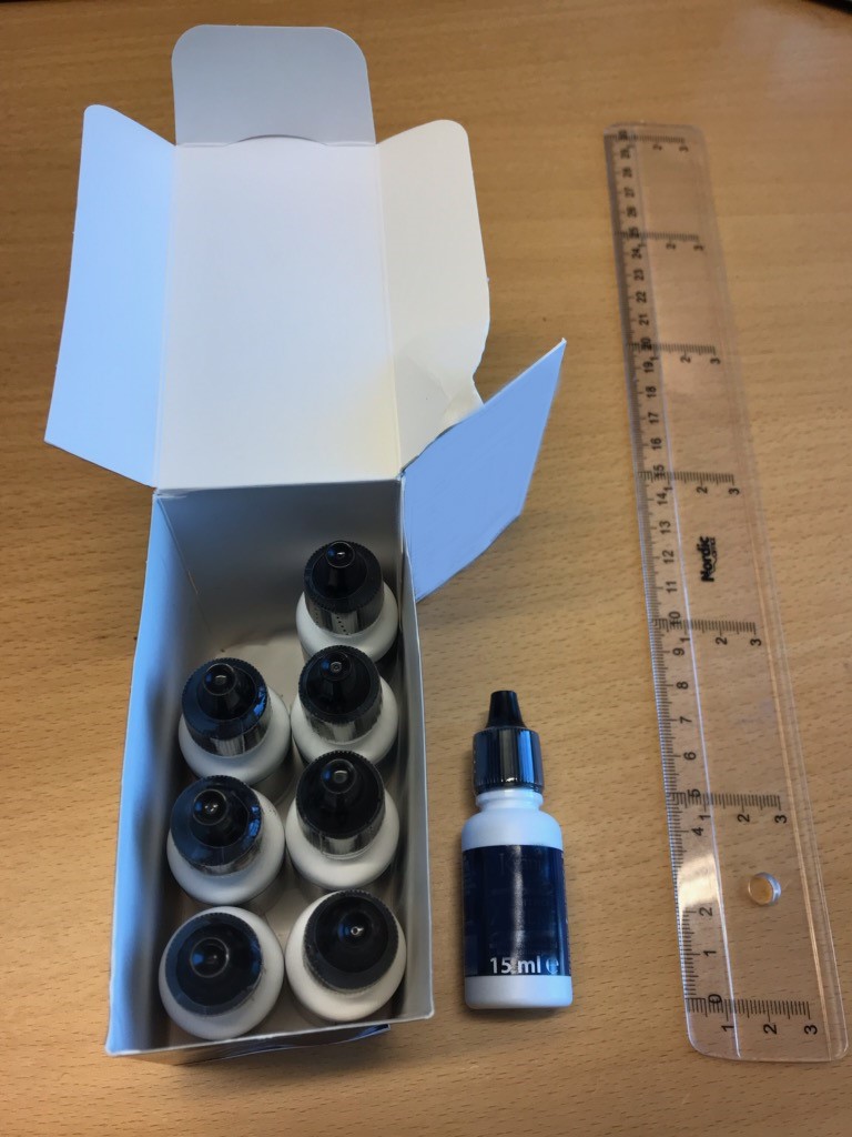 Alkoholfri dryck i form av ett drickfärdigt kosttillskott, enligt uppgift innehållande: glycerin, vatten, magnesiumklorid hexahydrat, fruktos, noni juice, färgämne sockerkulör, surhetsreglerande medel (citronsyra), smak av grönmynta, zinksulfat, maskeringsmedel, nikotinamid, tiamin mononitrat, mikroenkapslad och kromklorid. Produkten är förpackad i en plastflaska om 15 ml och föreligger i detaljhandelsförpackning innehållande åtta flaskor.