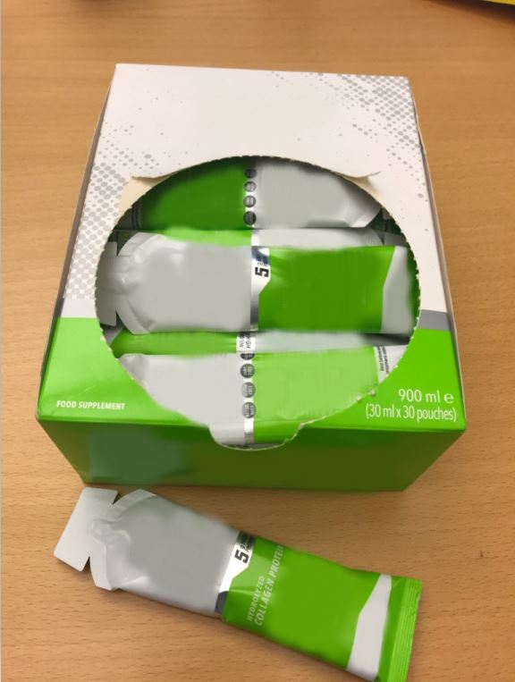 En flytande alkoholfri dryck i form av ett drickfärdigt kosttillskott. Produkten innehåller enligt uppgift vatten, Bovint hydrolyserade kollagenpeptider, erytritol, surhetsreglerande medel citronsyra, förtjockningsmedel xantangummi, naturliga smakämnen (Mexikanskt limeextrakt, Siciliansk citronextrakt, naturligt maskeringsmedel), natriumklorid, frukto-oligosackarid, konserveringsmedel kaliumsorbat, pulver av äppelcidervinäger, och sötningsmedel steviolglykosid. Kosttillskottet föreligger i avdelade doser (påse om 30 ml) i detaljhandelsförpackning innehållande 30 påsar.