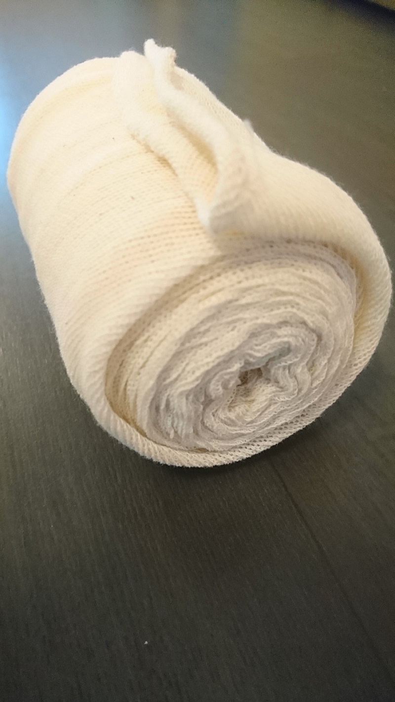 Rundstickad (tubformad) trikåvara.
Trikåvaran, en s.k. vakuumstrumpa, används enligt uppgift för att fördela vakuum vid tillverkning av ortopediska produkter.
Trikåvaran är enligt uppgift tillverkad av 100 % oblekt bomullsgarn och innehåller ej töjfibergarn eller gummitrådar.
Trikåvaran har, enligt uppgift, i tillplattat skick en bredd av 125 mm och föreligger i metervara med en längd av 2,2 m samt är ej vidare bearbetad (inte konfektionerad).