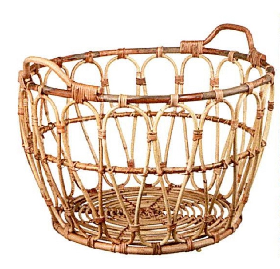 Flätad korg i cirkulär form tillverkad av lackerad rotting och försedd med två handtag.
Korgen är enligt uppgift avsedd att användas för förvaring.
Korgen har en diameter av 54 cm och en höjd av 39 cm samt har medföljande plastdetaljer avsedda att fästas under korgen för att skydda golvet mot repor.
Korgen är flätad för hand (handgjord) och flätningsmaterialet av rotting ger varan dess karaktär.