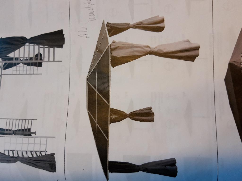 Vara i form av en rektangulär trädgårdspaviljong med måtten 300 x 400 cm försedd med takplattor av plast och fyra väggar bestående av textilmaterial.
Varan är ett tillfälligt uterum som enligt uppgift skyddar mot väder och vind. Paviljongen består av en aluminiumram med anslutningsdelar, plastfötter och takplattor av kanalplast samt fyra hörnstolpar. Paviljongen är även försedd med fyra sidor av vävt tyg och kan förankras mot underlaget.
Paviljongens metallstomme är enligt uppgift tillverkad av aluminium (oädel metall) och takplattorna av plast (polykarbonat). Väggarna är konfektionerade genom sömnad av syntetiskt textilmaterial (polyester).
Trädgårdspaviljongen föreligger omonterad i detaljhandelsförpackning och klassificeras som tält, då de fyra väggarna tillsammans med taket bildar ett slutet utrymme.