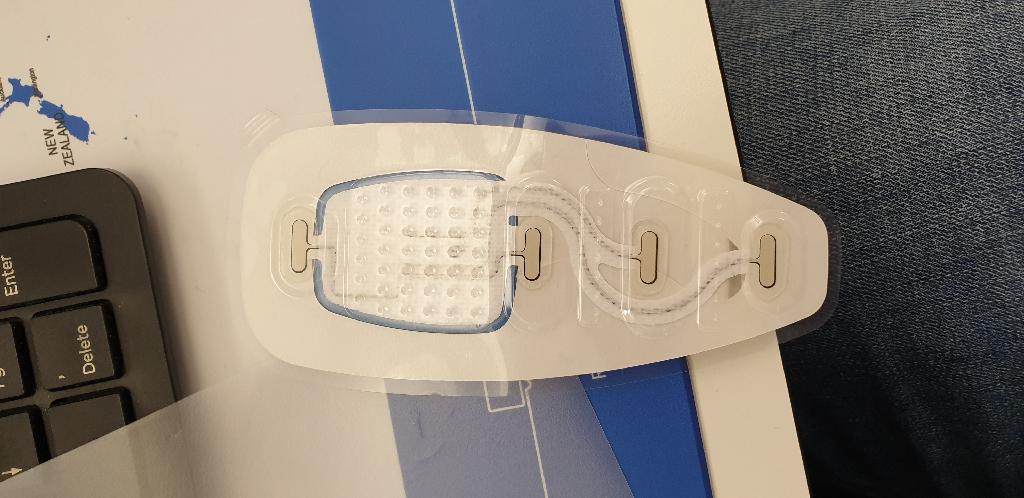Tillbehör till mätinstrument i form av en elektrod med klistrande yta.
Elektroden används för att fånga de elektriska signaler som alstras vid hjärtas rörelse tillsammans med ett mätinstrument vid EKG-undersökning.
Varan består enligt uppgift av sammanfogade skikt av bl.a. självhäftande medicinsk tejp, bondad duk belagd med självhäftande klister, elektrod och uttag för mätinstrument. 
Varan har måtten 13 x 6 cm (L x max B) och vikten 6 g.