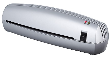 Maskin för kontorsbruk i form av en lamineringsmaskin.
Maskinen är avsedd att placeras på bord e.d. och används för att laminera dokument upp till A4-format.
Maskinen har enligt uppgift två rullar som matar dokument och laminat genom maskinen, hölje av ABS-plast, måtten 320 x 86 x 86 mm (B x H x D) och en vikt av 680 g.
Lamineringsmaskinen föreligger i detaljhandelsförpackning.