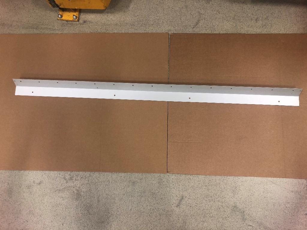 Profil enligt uppgift tillverkad av aluminiumlegering 6060-T6, med likformigt tvärsnitt utmed hela sin läng. Profilen har måtten 1494x100x2mm och är försedd med 21 st fästhål. Varan är avsedd att användas som förstärkning vid hopsättning av två paneler i en flygfraktscontainer för temperaturkontrollerat gods.