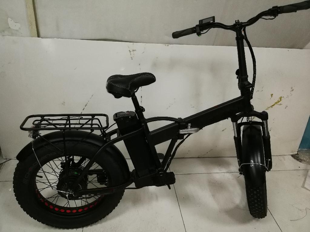 Transportmedel, i form av en moped enligt uppgift försedd med elmotor på högst 250 W. Mopedens maxhastighet är 25 km i timmen, farten regleras via reglage på styret. Elmopeden har måtten 175 x 130 cm och vikten 25 kg.
Fordonet saknar pedaldrivning.