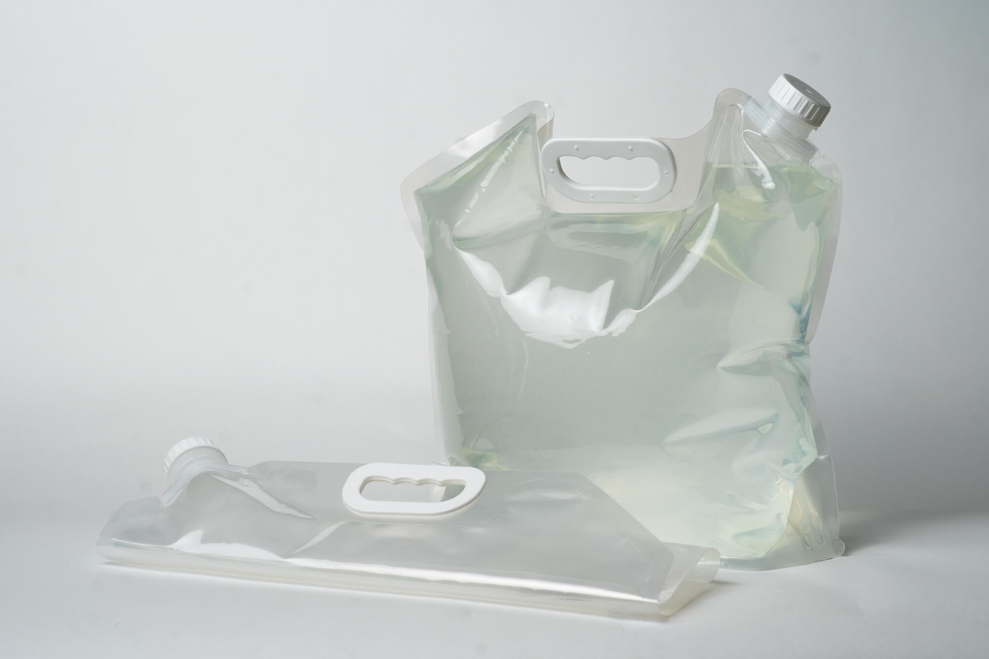 Plastprodukt i form av hopfällbar vätskebehållare avsedd att användas för transport och förpackning. Behållaren har enligt uppgift måtten 36,5 x 42 cm (B x H), har handtag, skruvkork och rymmer 10 l.