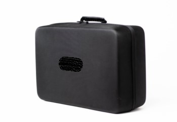Väska enligt uppgift av plast med utsida av textil. Väskan har måtten 48 x 32 x 17 cm (L x B x H) cm, är försedd med handtag och har dragkedja för förslutning. Väskans utformning kan likställas med en resväska.

Väskan är avsedd att innehålla bland annat ett första hjälpen kit, tre vätskebehållare och en nödradio (ej del av denna BKB-ansökan).