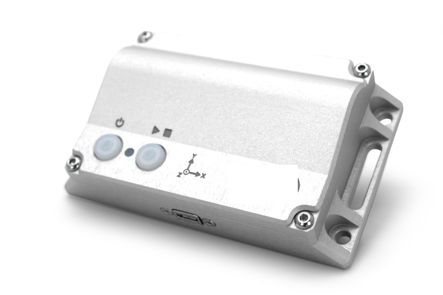 Apparat för mättning och registrering av vibrationer (vibrationslogger) avsedd för industriapplikationer.
Apparaten består av ett aluminiumhölje utrustat med bland annat två 3-axliga accelerometrar, mikrokontroller, temperatursensor, datalagringsmedium (SD-kort) och uppladdningsbart litiumjonbatteri monterade på ett kretskort samt kontrollknappar och USB-port. Mätvärden kan överföras till en maskin för automatisk databehandling via USB-kabel.
Apparaten levereras i plastlåda och har måtten 103 x 61 x 25,8 mm och vikten 220 g.