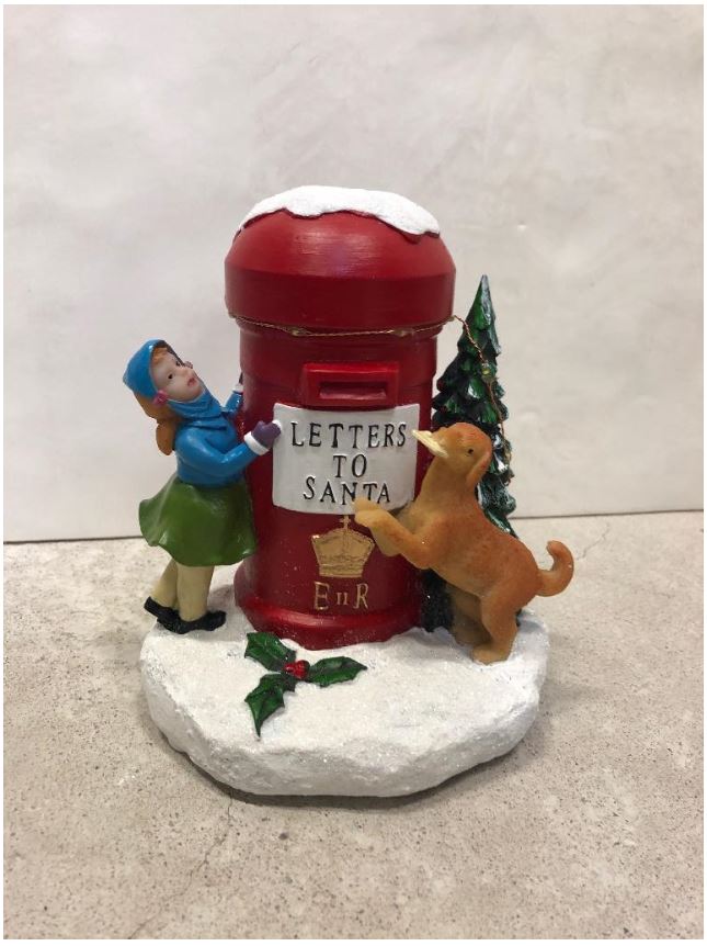 Julprydnad i form av bland annat en engelsk postlåda med skylt (med texten ”Letters to Santa”), en hund och en flicka. Julprydnaden har enligt uppgift LED-belysning som belyser varan interiört. Julprydnaden har måtten 16 x 13,5 x 12 cm (H x B x D), är tillverkad av plast och har karaktär av prydnadsartikel för högtider