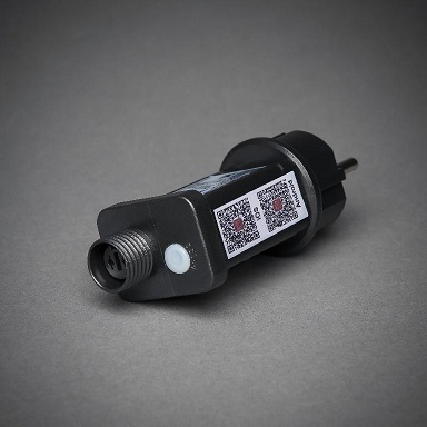 Elektrisk transformator 24 V/15 W med måtten 4,3 x 9,9 x 4,2 cm. Transformatorn har en normaleffekt av mindre än 1 kVA.
Transformatorn är enligt uppgift avsedd för utomhusbruk och används för att driva olika typer av ljusslingor, ljusnät och ljusgardiner.
Transformatorn kan kopplas via wifi till en smarttelefon och styra olika funktioner som t.ex. ljusstyrka, timer och blinkande ljus. Dessa funktioner kan också styras manuellt via en knapp på transformatorn.