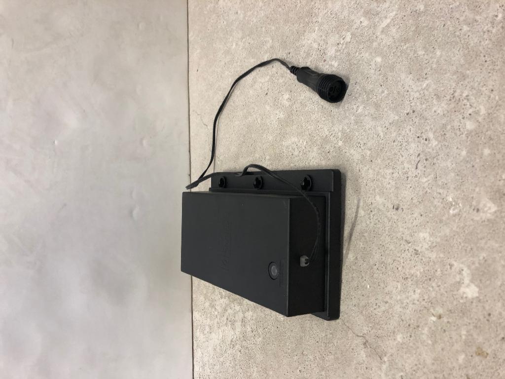 Batteribox för utomhusbruk med måtten 4 x 19,5 x 10 cm (H x B x D).
Produkten är avsedd att driva ljusslingor 24 V-31 V.
Batteriboxen har enligt uppgift hölje av plast, är avsedd för 4 x D batterier och är försedd med strömbrytare, inbyggd timer samt 50 cm lång kabel med kontakt.