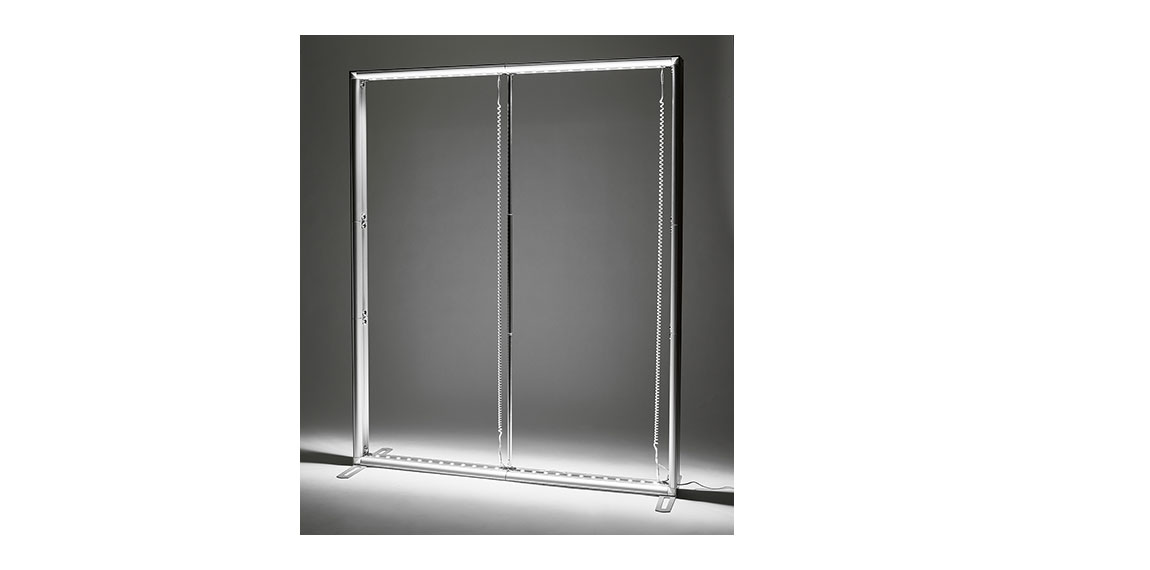 Ljusram bestående av bland annat:
-vertikala aluminiumprofiler, 
-ljusprofiler upp och nertill, 
-stödfötter av stål och stödpinne av aluminium och plast,
-hörn- och profilkopplingar av stål och aluminium,
-driftdon och kablar.       

Ljusprofilerna är enligt uppgift tillverkade av aluminium och utrustade med 12 inbyggda ljusdioder monterade på ett tryckt kretskort. 

Ramen är avsedd att placeras på golv inomhus och används för att belysa tyg med reklamtryck.
Varan föreligger i omonterat skick och levereras i kartong, mjukväska eller plastbox.

Varan kan förekomma med följande mått:
Bredd 0,96 – 3,6 m
Höjd   2,25, 2,5 och 3 m
