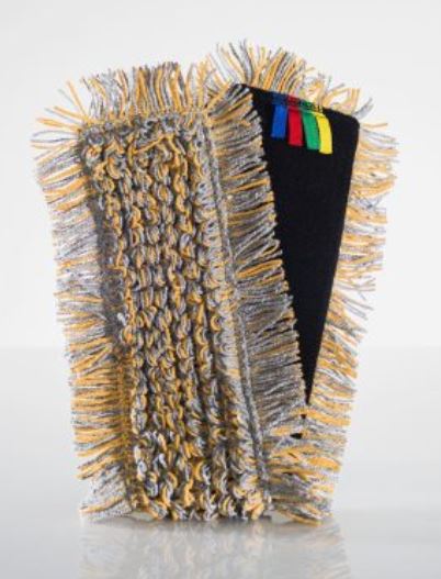 Konfektionerad textilvara i form av en moppdyna tillverkad av vävt textilmaterial av kardborreband (HS-nr. 5806) försedd med påsydda garntrådar (grå och orange).
Textilmaterialet i moppdynan är enligt uppgift av mikrofiber (polyester och polyamid) och varan har måtten 30 cm x 10,5 cm x 1 cm (L x B x H).
Moppdynan är avsedd att användas vid rengöring av golv och ska fästas vid en platta på ett städredskap med skaft (ingår ej).
Det vävda textilmaterialet (kardborrebandet) är bärare av det påsydda garnet och väven ger varan dess huvudsakliga karaktär.