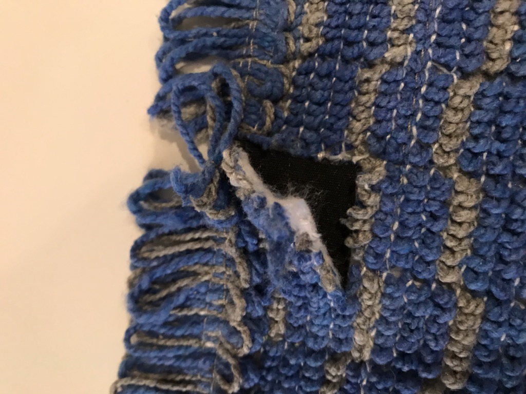 Konfektionerad textilvara i form av en moppduk med rundade hörn. Duken har enligt uppgift måtten 630 x 105 x 10 mm och är tillverkad av mikrofibrer (polyester och polyamid). Varan är avsedd att användas för rengöring av golv och ska fästas på en platta på ett städredskap med skaft (ingår ej). Moppduken är konfektionerad genom sömnad och består av två olika textillager. Moppdukens ena textillager (ovansida) består av filt (HS-nummer 5602) med påsytt blått och grått garn som bildar öglor. Dukens andra lager (undersida) består av vävt svart kardborrband. Garnet och filten bildar tillsammans den aktiva ytan. Varan är förpackad i kartong om 60 st.

Betydelsen av materialet på den aktiva ytan av duken är avgörande för klassificeringen.