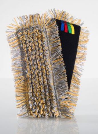 Konfektionerad textilvara i form av en moppdyna tillverkad av vävt textilmaterial av kardborreband (HS-nr. 5806) försedd med påsydda garntrådar (grå och orange).
Textilmaterialet i moppdynan är enligt uppgift av mikrofiber (polyester och polyamid) och varan har måtten 45 cm x 10,5 cm x 1 cm (L x B x H).
Moppdynan är avsedd att användas vid rengöring av golv och ska fästas vid en platta på ett städredskap med skaft (ingår ej).
Det vävda textilmaterialet (kardborrebandet) är bärare av det påsydda garnet och väven ger varan dess huvudsakliga karaktär.