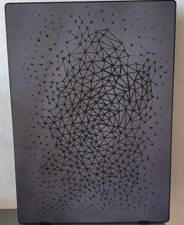 Sammansatt elektrisk produkt bestående av en apparat för ljudåtergivning och fotoram med utbytbar bild.
 
Apparaten för ljudåtergivning består av ett hölje av plast med plastram klädd i textil (polyester) och innehåller bl.a.:

Processor: NXP iMX6 solo x, 
Minne: DRAM 512 MB & 4GB
NAND (systemminne), 
Frekvens 2.4ghz/5ghz, audio amp,
Förstärkare: TI TPA3116D2, a 2x50W Class D Amp, 
2 högtalarelement (diskant och bas). 
Ethernet port (RJ45) och kontakt (C8) för strömanslutning
Kontrollknappar för musik på/av och volym upp/ner
 
Apparaten stöder följande ljudformat:
MP3, MP4, MPA, WMA, AAC, OGG, FLAC ALAC, AIFF och WAV.
 
Enligt uppgift är varan avsedd att kopplas till LAN-nätverk för uppspelning (streaming) av internetradio, musik-strömningstjänster eller ljudfiler från en annan digital enhet, t.ex. smartphone via Wifi eller Ethernet. 

Varan fungerar både som högtalare och nätverksförlängare (extender) i hemnätverk och kan kopplas samman till ett system med flera kompatibla enheter via molntjänst.
 
Varan kan fortsätta spela upp ljud även när app för styrning inte är aktiverad.

Varan väger enligt uppgift 3,8 kg och har måtten 565 x 405 x 60 mm.

Varan levereras i detaljhandelsförpackning tillsammans med strömkabel, fästelement (skruv för infästning, säkerhetsstrap, väggfäste) och manual.
  
Ljudåtergivningen ger varan dess huvudsakliga karaktär.