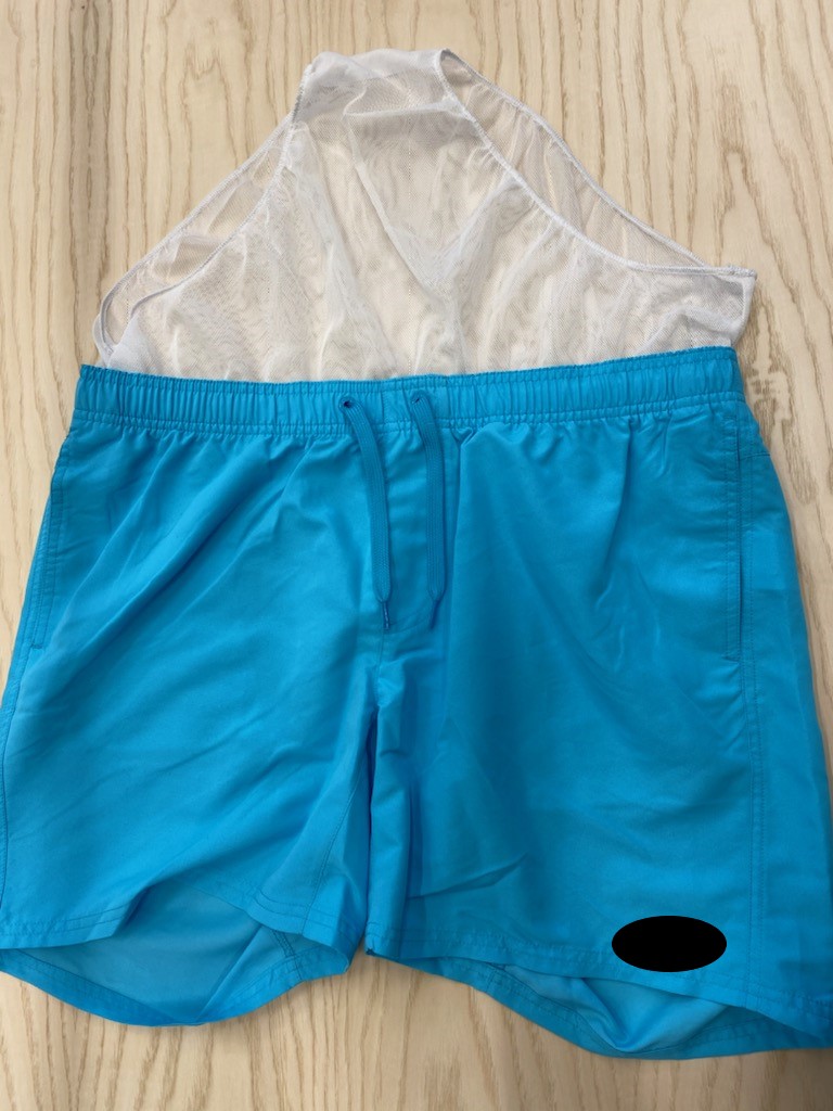 Konfektionerad textilvara i form av byxor med korta ben som inte täcker knät.
Varan är enligt uppgift avsedd att användas som badshorts.
Varan i fråga är konfektionerad genom sömnad av enfärgat vävt textilmaterial (polyester) med fastsydd innerbyxa i kontrastfärg tillverkad av dukvara av trikå (polyester). Kortbyxan har hopdragningsanordning i midjan bestående av resår och dragsko, samt försedd med broderad logotyp på vänstra benets nedre del. Plagget har också insydda etiketter med varumärkesnamn och materialinformation. 

Kortbyxan är försedd med påsydd bakficka med ficklock som försluts med kardborrband, dock ej fullständigt. Plagget har också två invändiga sidfickor vilka helt saknar tillslutningsanordning. Varan saknar öppning framtill (unisex).
Plagg som inte är igenkännliga vare sig som kläder för män eller pojkar eller som kläder för kvinnor eller flickor ska klassificeras enligt numren som omfattar kläder för kvinnor eller flickor. Varan har inte karaktär av badplagg p.g.a. att fickorna saknar tillslutningsanordning som stänger fickorna fullständigt.

Varan är förpackad för försäljning i detaljhandeln.