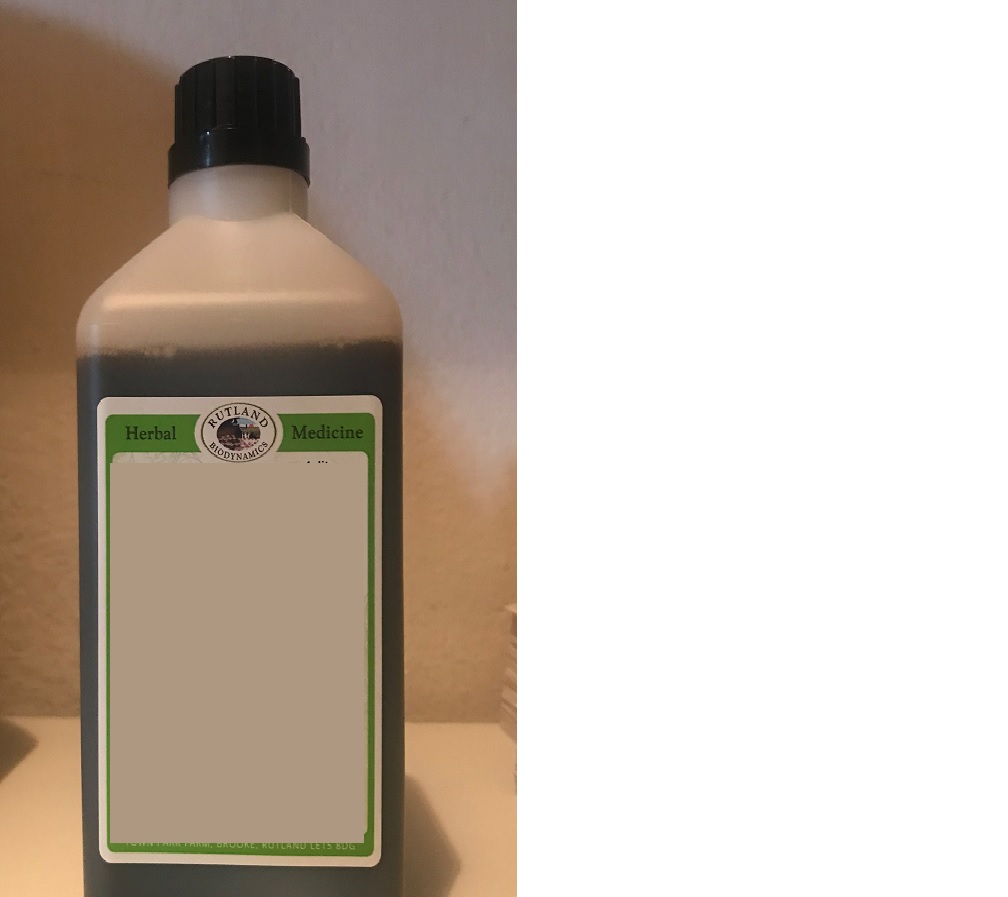 Flytande produkt av örttinktur föreliggande i petflaska om 500 ml.
Varan ska ompackas till detaljhandelsförpackning om 50 ml och ska därefter säljas som kosttillskott.
Tinkturen är enligt uppgift baserad på ört av stor kardborrerot (Arctium lappa). Tinkturen har framställts genom att örten har extraherats i lösningsvätska (etanol) och sedan filtrerats.
