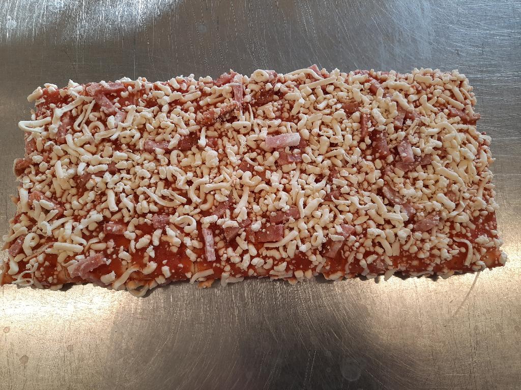 Varan är en beredd livsmedelsberedning tillverkad av mjöl i form av en fryst pizza, bestående av en förgräddad pizzabotten med tomatbaserad sås som är toppad med riven ost och skinka. Föreligger om 8 st. bitar à 50 g i detaljhandelsförpackning om 400 g.
Den förgräddade degbotten innehåller enligt uppgift mjöl, vatten, rapsolja, havremjöl, socker, torrjäst och salt. Såsen innehåller vatten, tomatpuré, rapsolja, socker, salt, modifierad potatisstärkelse, grönsaksbuljong, lökpulver, oregano, vitlök, timjan och basilika. Varan är toppad med riven gratängost och skinka.