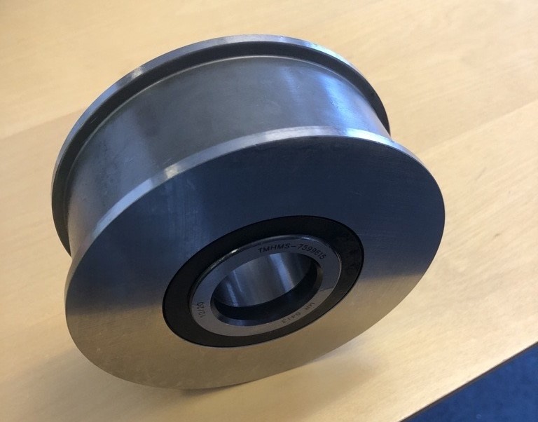 Kedjehjul (chain pulley) av stål.
Frilyftskedjan löper i kedjehjulet mellan frilyft och gaffelvagn.
Varan är utformad som ett rullningslager med en kraftigare, slät och flänsförsedd ytterring som kedjan löper runt.
Diameter: med fläns 125 mm, utan fläns 117 mm
Bredd: 47 mm
Håldiameter: 35 mm