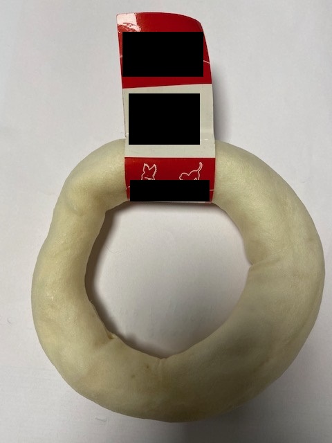 Tuggring, enligt uppgift med en yttre diameter om ca 12,5 cm och en vikt av ca 60 gram.
Avsedd för hundar.
Enligt uppgift framställd av 100 % råhud från nötboskap.
Råhuden är enligt uppgift tvättad, torkad och värmebehandlad.