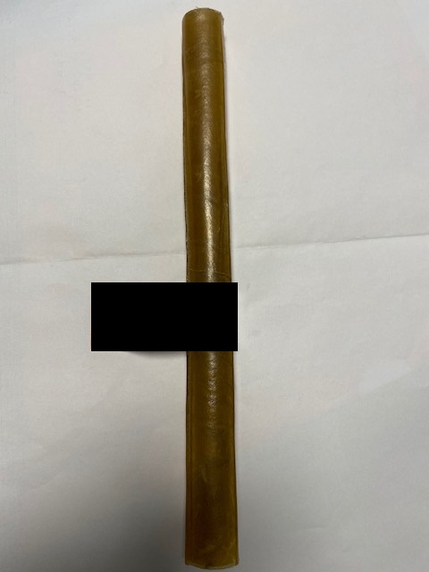 Tuggrulle, enligt uppgift med en längd av ca 25 cm och en vikt av ca 85 gram.
Avsedd för hundar.
Enligt uppgift framställd av 100 % råhud från nötboskap.
Råhuden är enligt uppgift tvättad, torkad, pressad och värmebehandlad.