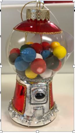 Prydnadsartikel för julgran i form av en godisautomat innehållande färgade glaskulor. Artikeln har enligt uppgift en höjd av 11 cm och en diameter av 5 cm. Artikeln är enligt uppgift ihålig och väger 37 gram.
Artikeln är utformad för att hängas i en julgran.
Artikeln är enligt uppgift tillverkad av glas som målats och försetts med glitter. Artikeln är försedd med krona av metall och upphängningsögla av textilmaterial.