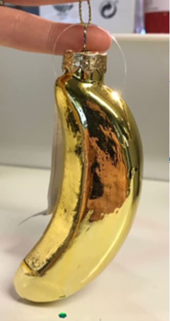 Prydnadsartikel för julgran föreställande en banan. Artikeln har enligt uppgift en höjd av 11,5 cm och en diameter av 3,5 cm. Artikeln är enligt uppgift ihålig och väger 25 gram.
Artikeln är utformad för att hängas i en julgran.
Artikeln är enligt uppgift tillverkad av målat glas och försedd med krona av metall samt upphängningsögla av textilmaterial.