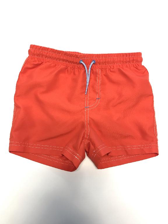 Klädesplagg i form av en byxa med korta ben som inte täcker knäna (shorts). Kortbyxan har hopdragningsanordning i midjan bestående av resår och dragsko med snöre. Framtill är kortbyxan försedd med falsk gylf utan öppning eller överlappning. Kortbyxan är ovanför högra benet försedd med en påsydd bakficka utan tillslutningsanordning. Nedre delen av fickan är försedd med två hål. Insidan av plagget är försett med fastsydd innerbyxa samt etikett med logotyp och storlek.
Enligt uppgift är plagget avsett att användas som badbyxa.
Kortbyxan är konfektionerad genom sömnad av enfärgat vävt textilmaterial (polyester) och är försedd med fastsydd innerbyxa av trikå (polyester).
Plagget kan inte klassificeras som en badbyxa eftersom ytterfickan saknar tillslutningsanordning. Plagget är inte igenkännligt vare sig som kläder för män eller pojkar eller som kläder för kvinnor eller flickor och ska därför klassificeras enligt numret som omfattar kläder för kvinnor eller flickor (unisex).