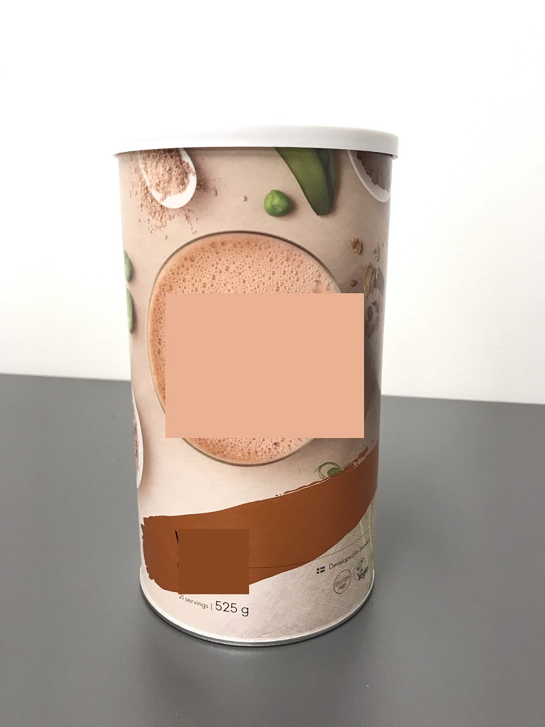 Livsmedelsberedning i form av ett pulver föreliggande i detaljhandelsförpackning om 525 g.
Pulvret ska blandas med mjölk som enligt uppgift ska användas vid framställning av måltidsersättning i form av dryck.
Måltidsersättningen består enligt uppgift av ärtprotein, fababön protein, mineralmix, resistent stärkelse, kakaopulver, kakaofiber, solrosolja, inulin, solroslecitin, arom, guar (fruktkärnmjöl), vitaminer, salt och sötningsmedel.
