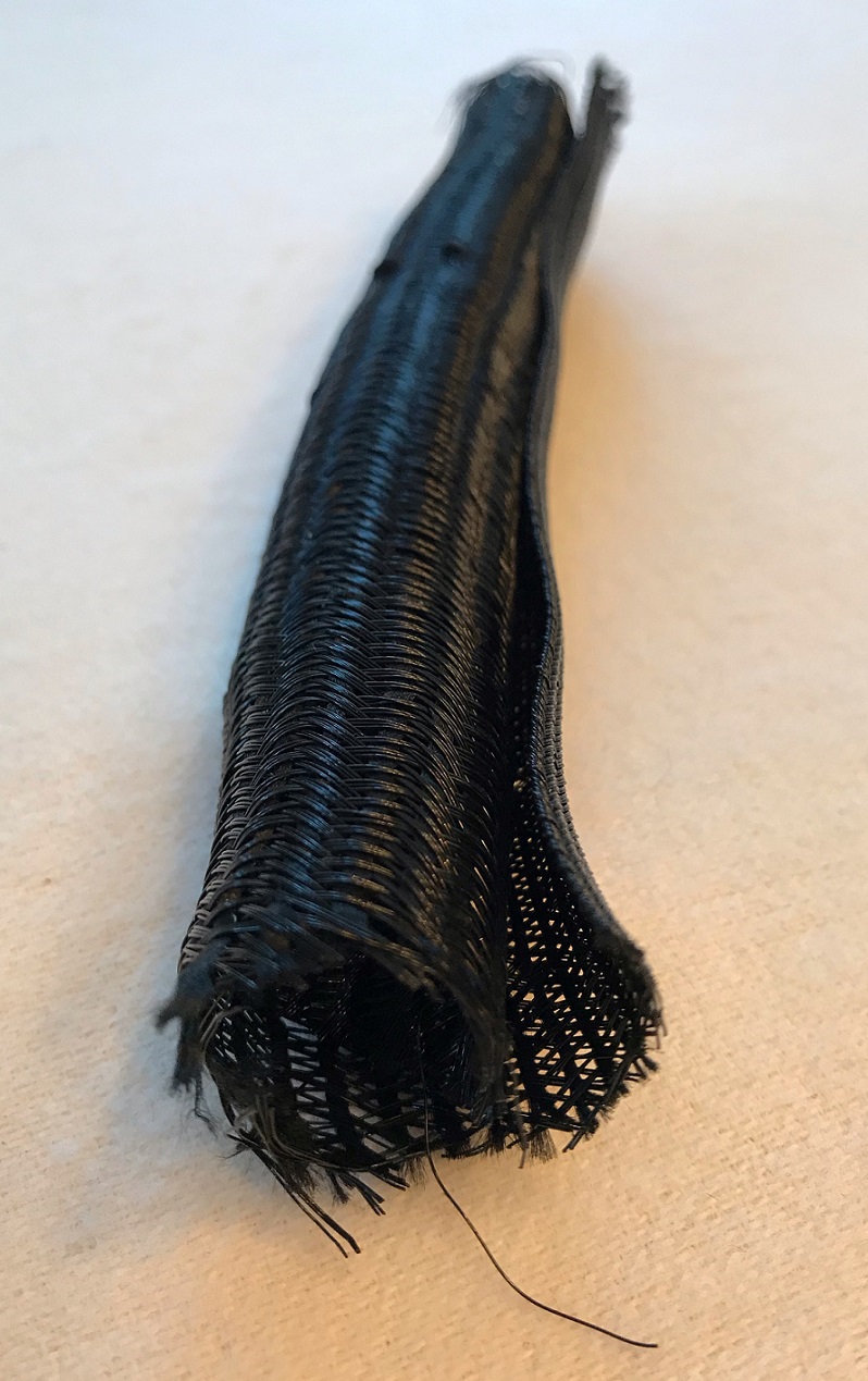 Flätad längdvara i form av en kabelsamlare. Varan består av flätat textilmaterial (polyester).
Kabelsamlaren är rektangulär och utformad så att varan är självförslutande, det vill säga långsidorna rullar ihop sig av egen kraft (flip and self-close) vilket skapar en slangformad vara med öppning i varje ända. Varan är avsedd att placeras runt en eller flera kablar för att hålla dem samlade.
Varan kan kapas till önskad längd och är obearbetad i ändarna.
Kabelsamlaren är 25 meter lång.