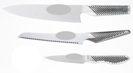 En sats bestående av tre knivar vilka utgörs av en kockkniv, en skalkniv och en tandad
brödkniv.
Knivarna är avsedda att användas vid matlagning.
Knivarna har fast blad med skärande egg och är enligt uppgift tillverkade av rostfritt stål.
Varan är förpackad för försäljning i detaljhandeln.