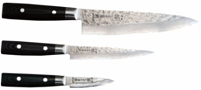En sats bestående av tre knivar vilka utgörs av en kockkniv, en allkniv och en skalkniv.
Knivarna är avsedda att användas vid matlagning.
Knivarna har fast blad med skärande egg. Bladen är enligt uppgift tillverkade av rostfritt
stål och handtagen av ett material bestående av tyg som är sammansatt och impregnerat
med hårdplast.
Varan är förpackad för försäljning i detaljhandeln.