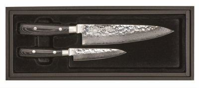En sats bestående av två knivar vilka utgörs av en kockkniv och en allkniv.
Knivarna är avsedda att användas vid matlagning.
Knivarna har fast blad med skärande egg. Bladen är enligt uppgift tillverkade av rostfritt
stål och handtagen av ett material bestående av tyg som är sammansatt och impregnerat
med hårdplast.
Varan är förpackad för försäljning i detaljhandeln.