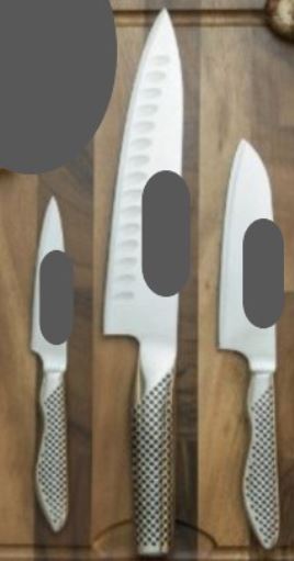 En sats bestående av tre knivar vilka utgörs av en kockkniv, en skalkniv och en mindre kockkniv (s.k. santokukniv).
Knivarna är avsedda att användas vid matlagning.
Knivarna har fast blad med skärande egg och är enligt uppgift tillverkade av rostfritt stål.
Varan är förpackad för försäljning i detaljhandeln.