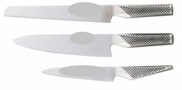En sats bestående av tre knivar vilka utgörs av en kockkniv, en tandad brödkniv och en allkniv.
Knivarna är avsedda att användas vid matlagning.
Knivarna har fast blad med skärande egg och är enligt uppgift tillverkade av rostfritt stål.
Varan är förpackad för försäljning i detaljhandeln.