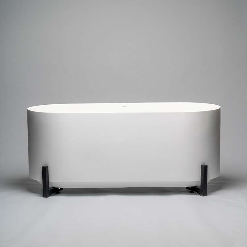 Fristående gjutet badkar av plast med ben av pulverlackerad metall (rostfritt stål). Varan har måtten 1600 x 700 x 690 mm (längd x bredd x höjd) och en volym om 420 liter.
Varan är avsedd för personer att bada i.
Karet är enligt uppgift tillverkat av kompositmaterial ”solid surface” (aluminiumhydroxid, omättad polyesterharts, PMMA och pigment) och benen av pulverlackerat rostfritt stål.
Varan är komplett och levereras tillsammans med bottenventil (mässing) och avloppsrör (polyeten).
Badkaret är helgjutet och slipat samt har polerad yta.